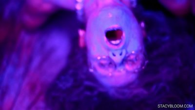 Baby si masturba davanti alla telecamera e si porta all'orgasmo.